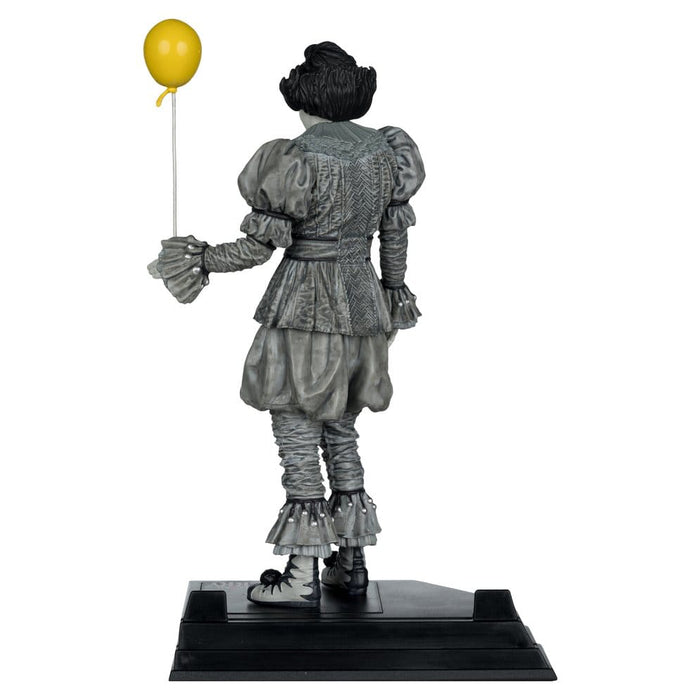 Figurina It Welcome to Derry Movie Maniacs - Pennywise (Black & White) 16 cm