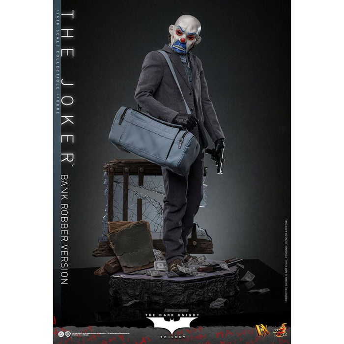 Precomanda Figurina Articulata The Dark Knight DX 1/6 - The Joker (Bank Robber Version) 30 cm