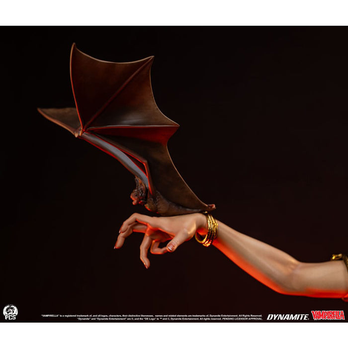 Precomanda Figurina Vampirella 1/2 - Vampirella 112 cm