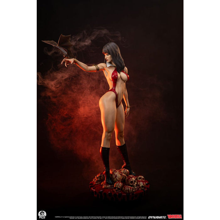 Precomanda Figurina Vampirella 1/2 - Vampirella 112 cm