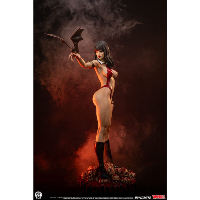 Precomanda Figurina Vampirella 1/2 - Vampirella 112 cm