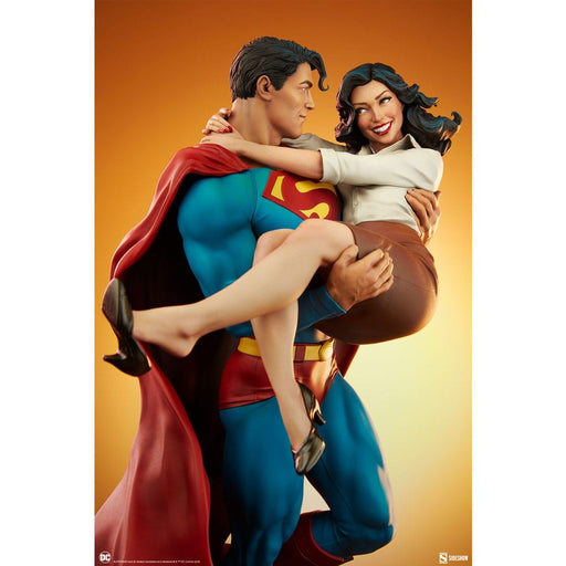 Precomanda Figurina DC Comics Diorama Superman & Lois Lane 56 cm - Red Goblin