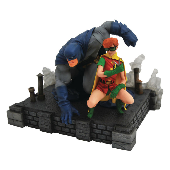 Figurina DC Gallery Dark Knight Returns Batman & Carrie Deluxe - Red Goblin